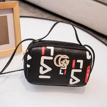 Muatkan imej ke dalam penonton Galeri, 【DPS1688】486-女包包2020年新款字母撞色手提小方包时尚百搭手机包赠品礼品小包

