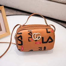 Muatkan imej ke dalam penonton Galeri, 【DPS1688】486-女包包2020年新款字母撞色手提小方包时尚百搭手机包赠品礼品小包
