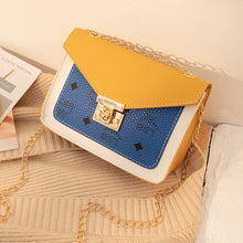 Muatkan imej ke dalam penonton Galeri, 【DPS1688】529-女式包包2020新款英文印字撞色锁扣链条小方包时尚休闲手机包现货
