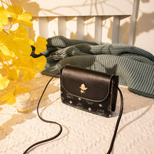 Muat gambar ke penampil Galeri, 【DPS1688】539-女士小包包2020新款撞色玫瑰标印花小方包时尚简易手机包现货直销
