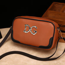 Muat gambar ke penampil Galeri, 【DPS1688】558-女包2020新款字母撞色斜挎小方包时尚休闲相机包多多现货潮小包包
