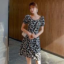 Muat gambar ke penampil Galeri, 【DPS1688】L1446RX-2020一字肩小雏菊雪纺连衣裙韩版新款夏收腰显瘦气质碎花裙小个子裙子
