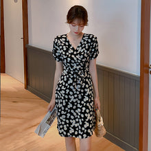 Muat gambar ke penampil Galeri, 【DPS1688】1480RX-时尚V领小雏菊雪纺连衣裙女夏2020新款碎花裙收腰显瘦 气质轻熟风
