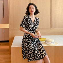 โหลดรูปภาพลงในเครื่องมือใช้ดูของ Gallery 【DPS1688】L1480RX-网红小雏菊连衣裙女夏2020新款时尚名媛气质碎花裙收腰显瘦短裙潮
