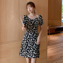 Muat gambar ke penampil Galeri, 【DPS1688】L1446RX-2020一字肩小雏菊雪纺连衣裙韩版新款夏收腰显瘦气质碎花裙小个子裙子
