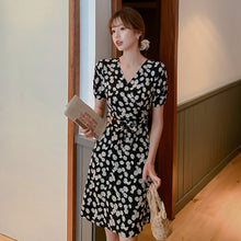 Muat gambar ke penampil Galeri, 【DPS1688】1480RX-时尚V领小雏菊雪纺连衣裙女夏2020新款碎花裙收腰显瘦 气质轻熟风
