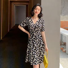 โหลดรูปภาพลงในเครื่องมือใช้ดูของ Gallery 【DPS1688】L1480RX-网红小雏菊连衣裙女夏2020新款时尚名媛气质碎花裙收腰显瘦短裙潮
