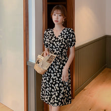 Muat gambar ke penampil Galeri, 【DPS1688】1480RX-时尚V领小雏菊雪纺连衣裙女夏2020新款碎花裙收腰显瘦 气质轻熟风
