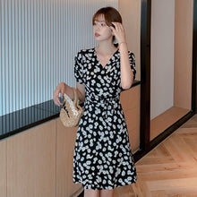 Muat gambar ke penampil Galeri, 【DPS1688】1480RX-时尚V领小雏菊雪纺连衣裙女夏2020新款碎花裙收腰显瘦 气质轻熟风
