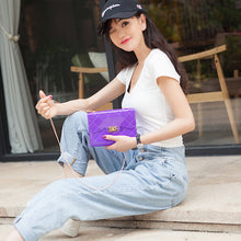 โหลดรูปภาพลงในเครื่องมือใช้ดูของ Gallery 【DPS1688】572-女包2020新款纯色透明果冻锁扣链条小方包时尚休闲迷你手机包小包
