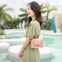 Muat gambar ke penampil Galeri, 【DPS1688】581-女包2020新款鳄鱼纹金色铁皮锁链条小方包时尚韩休闲手机包小包包
