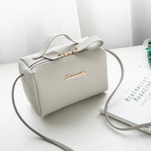 Muatkan imej ke dalam penonton Galeri, 【DPS1688】611-女包2020新款荔枝纹商标双拉链手提斜挎小方包时尚休闲手机包小包
