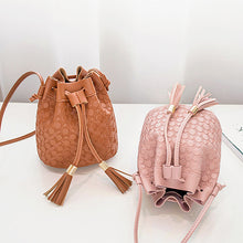 Muat gambar ke penampil Galeri, 【DPS1688】623-女包2020新款双流苏压纹单肩水桶包时尚休闲手机包赠品礼品小包包
